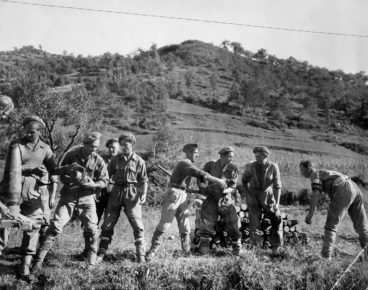 Brittiska trupper staplar granat, Italien, 1944 av English Photographer