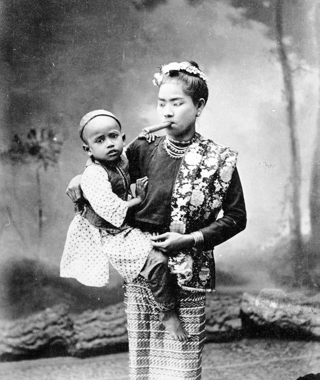 Burmesisk kvinna med barn och röker en cheroot, ca 1870-90 av English Photographer