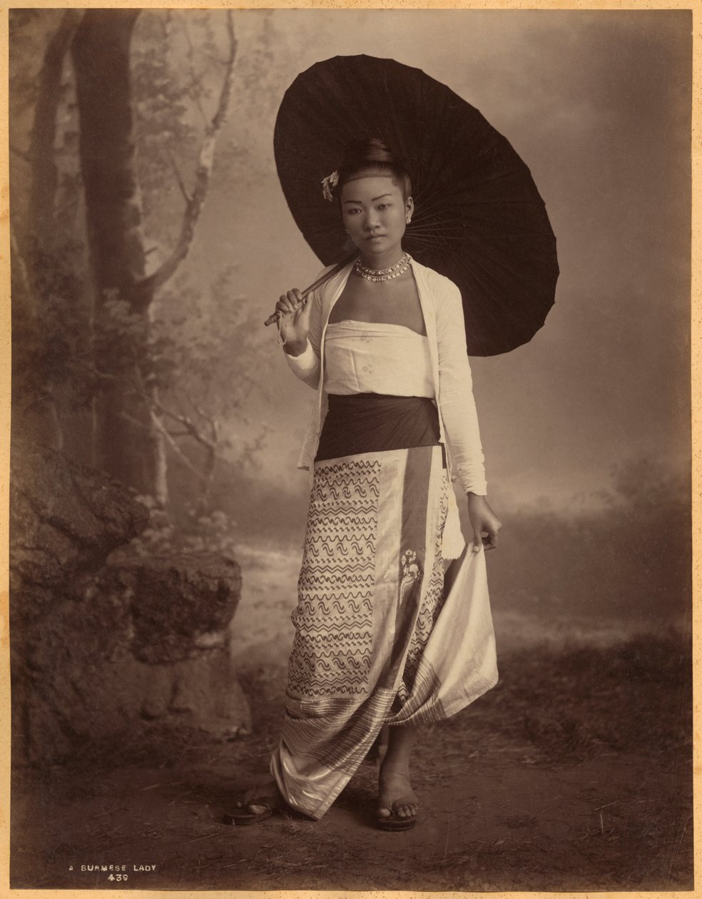 Burmesisk kvinna (albumenprint) av English Photographer