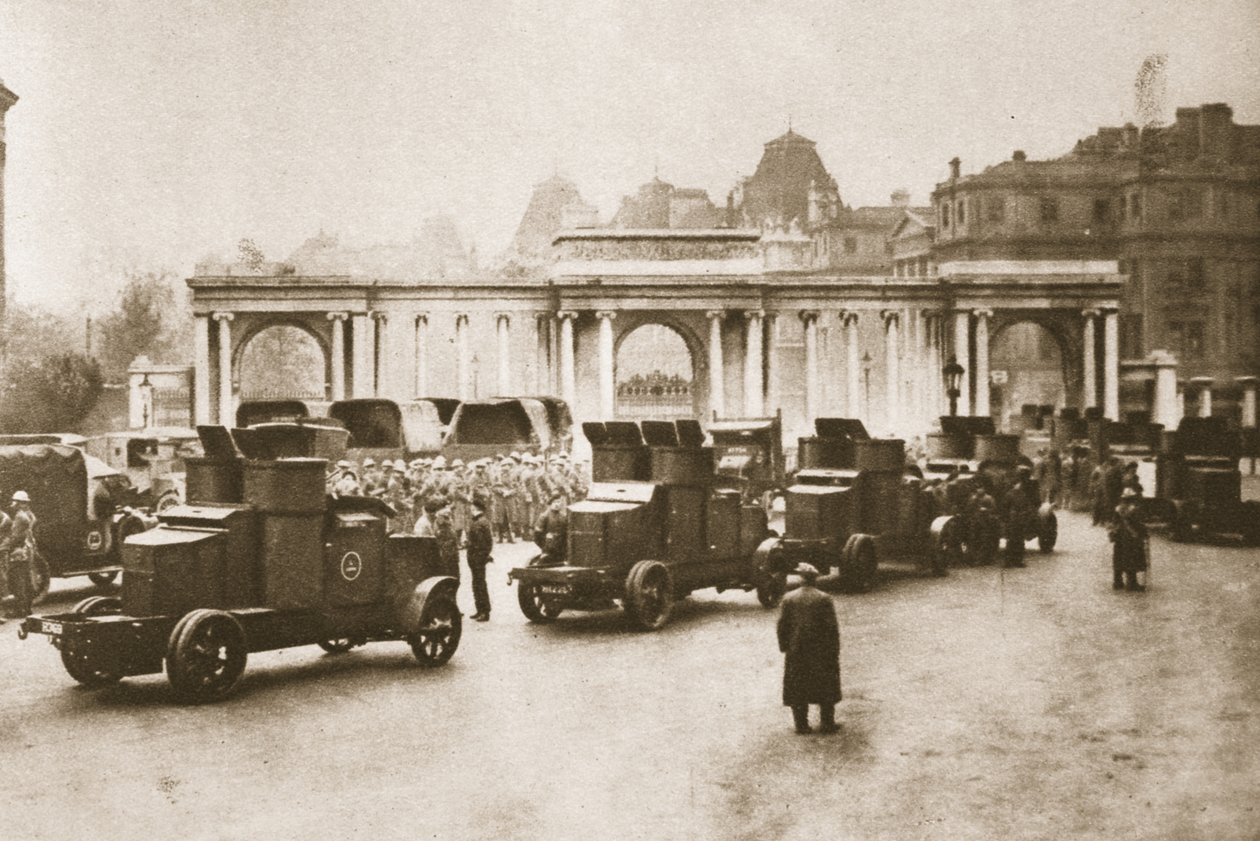 Buss- och lastbilskonvoj från hamnen till mjölk- och matdumpningen i Hyde Park eskorterad av pansarbilar under Great Strike, från Wonderful London, publicerad 1926-27 (fotogravyr) av English Photographer