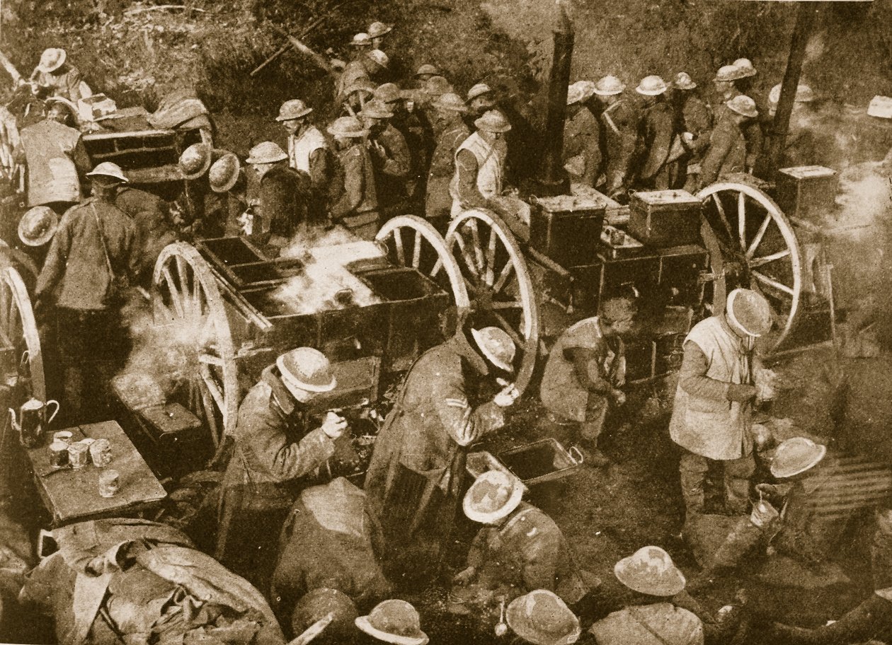 Upptagen timme vid de portabla fältköken på Ancre, 1914-19 av English Photographer