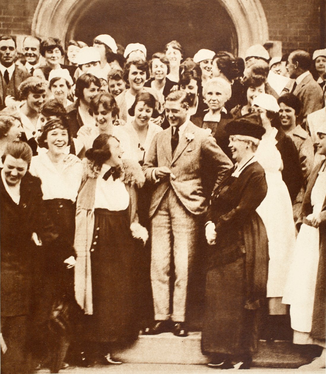 Kanadensiska kvinnor berättar ett skämt för kung Edward VIII vid Ontario Agricultural College, 1919 av English Photographer