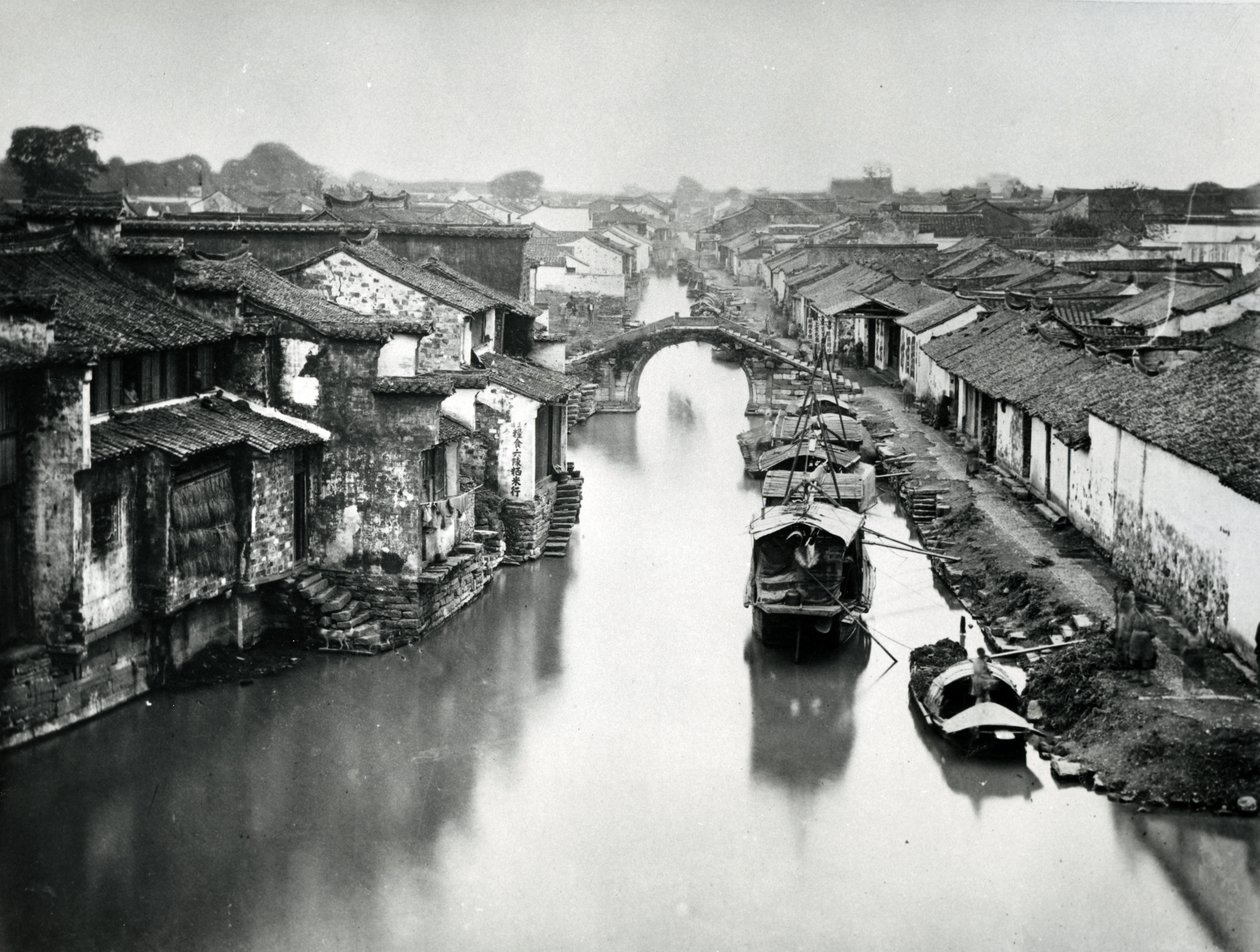 Kanal i Peking, ca 1865-70 av English Photographer
