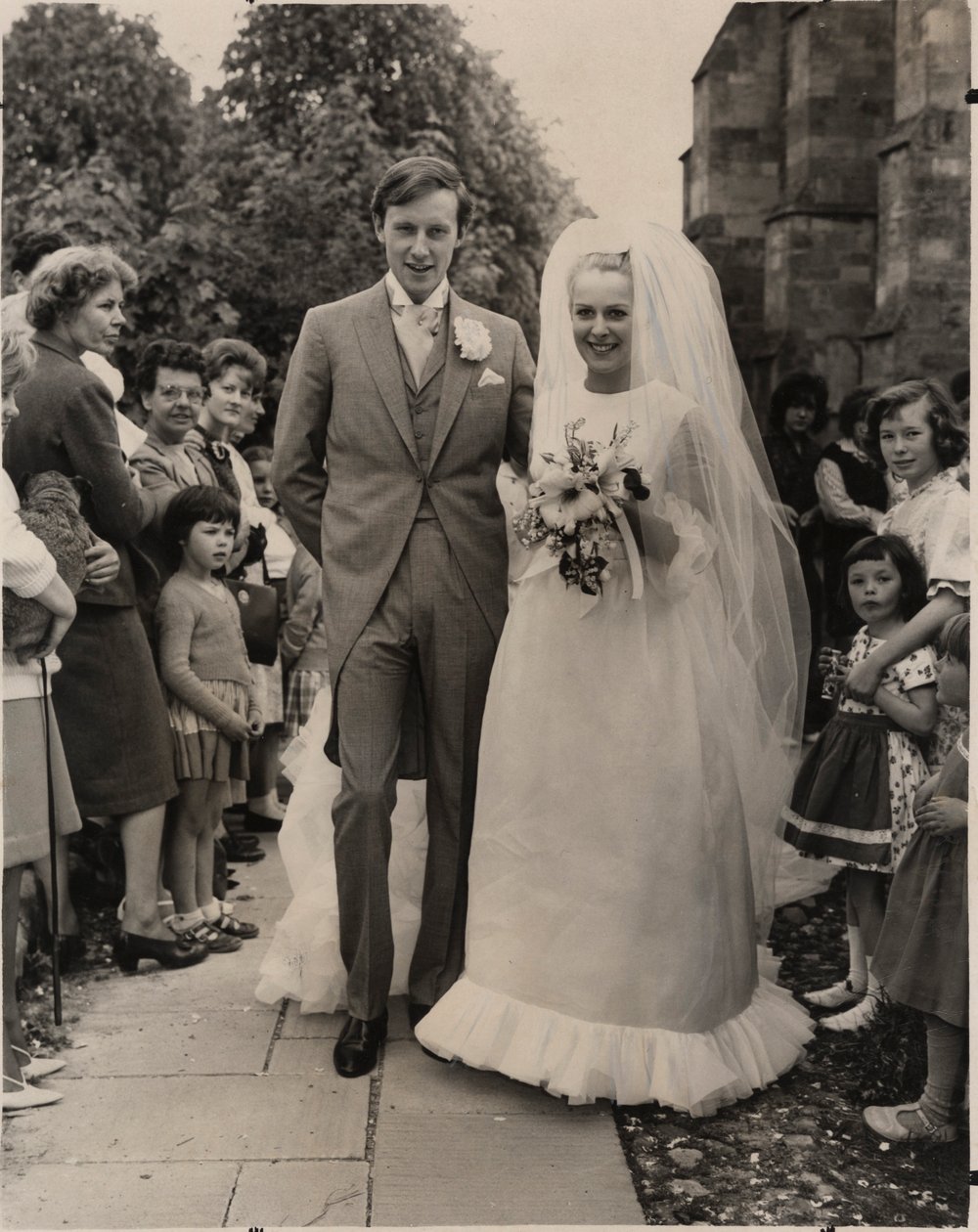 Candida Betjeman i Belleville Couture för hennes bröllop med Rupert Lycett Green, juni 1963 av English Photographer
