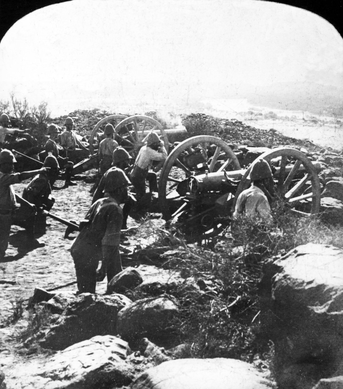 Cape Garrison Artillery gör det varmt för boerna över Modderfloden, Sydafrika, 1899 av English Photographer