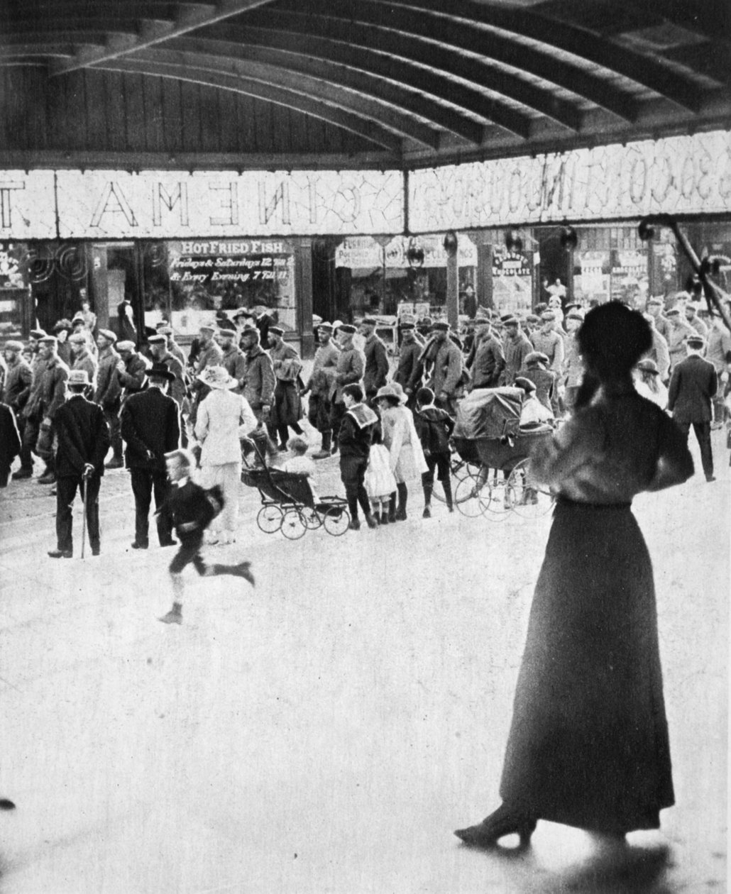 Tillfångatagen av en armé varken liten eller föraktlig: tyska fångar, från The Illustrated War News, 12 juli 1916 av English Photographer