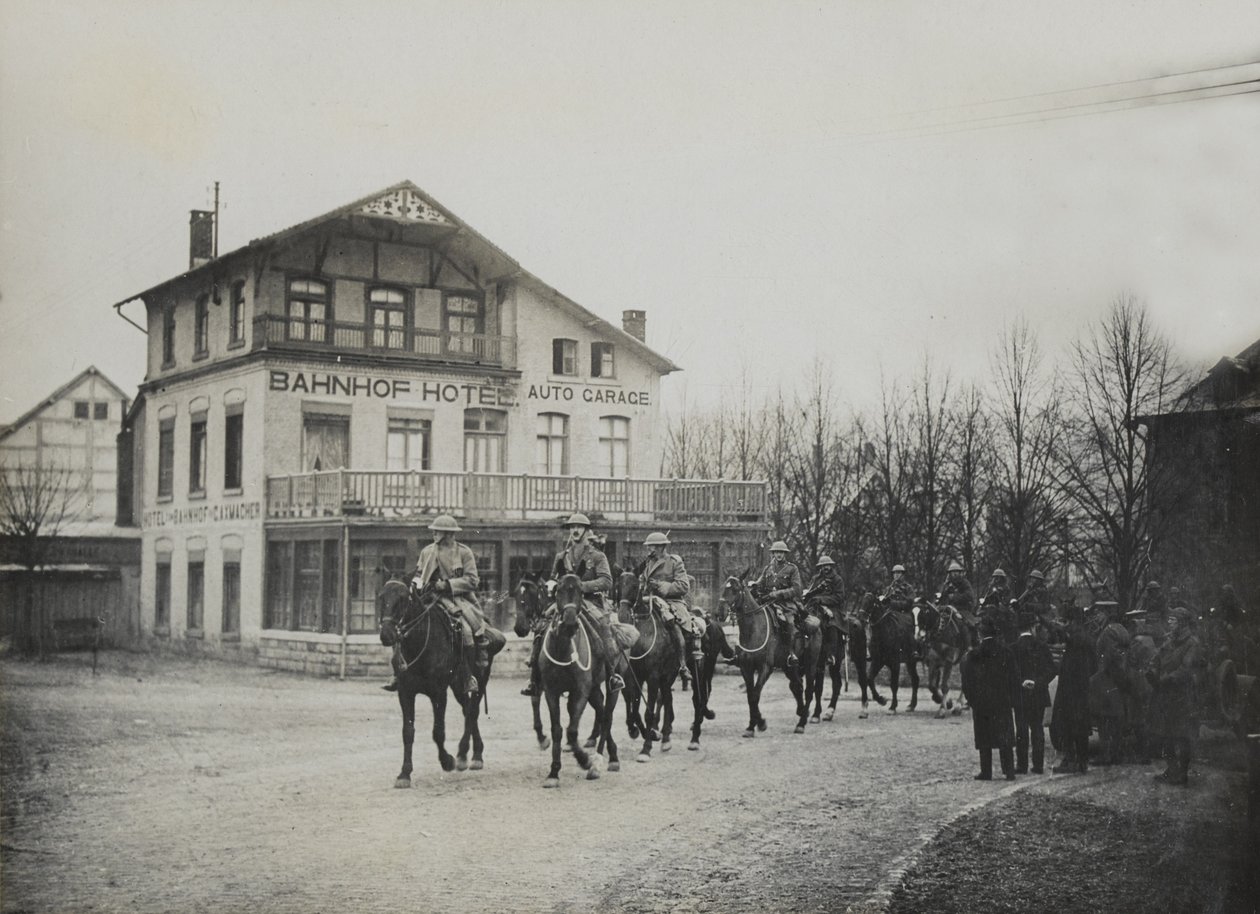 Kavalleri passerar ett järnvägsstationshotell, 1918 av English Photographer