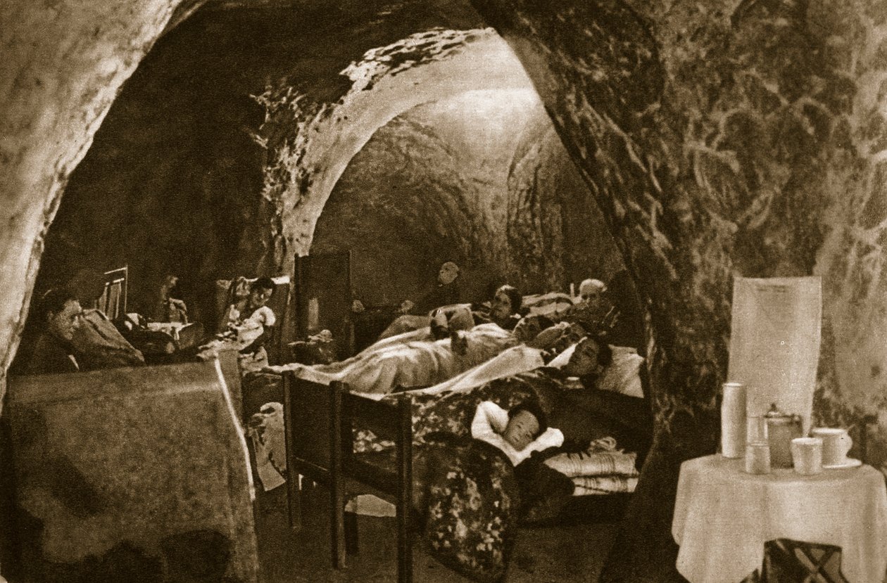 Grottbostäder på den engelska kusten användes som skyddsrum, 1940 av English Photographer