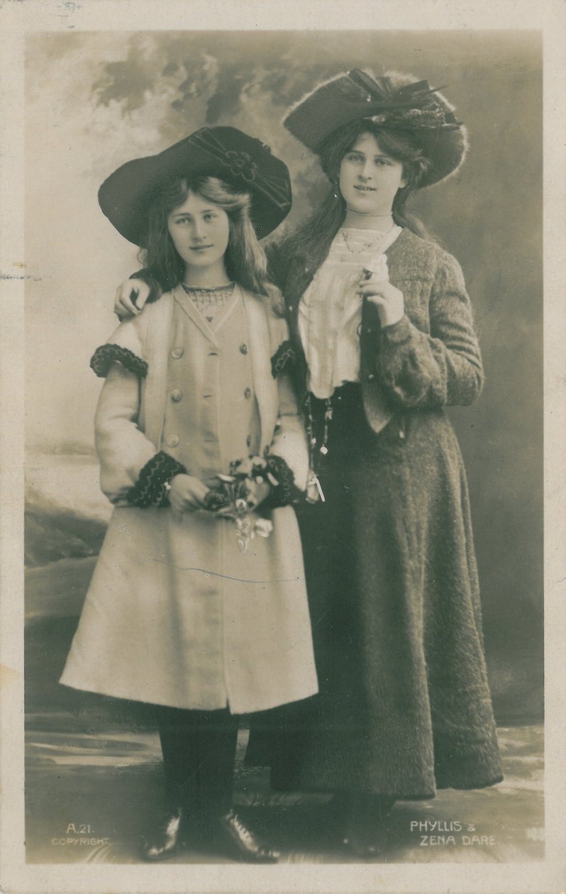 Celebrities of the scene: Miss Phyllis och Miss Zena Dare, ca 1903-08 av English Photographer