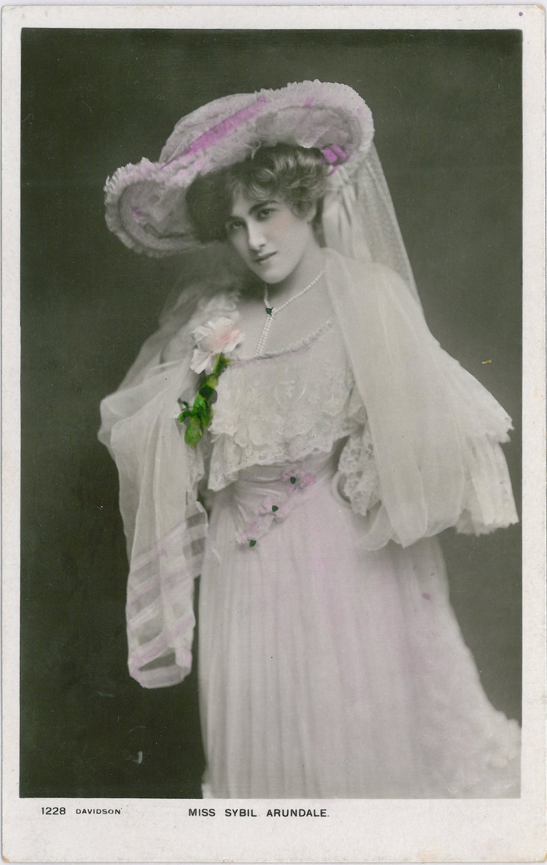 Celebrities of the scene: Miss Sybil Arundale, ca 1903-08 (färgad bild) av English Photographer