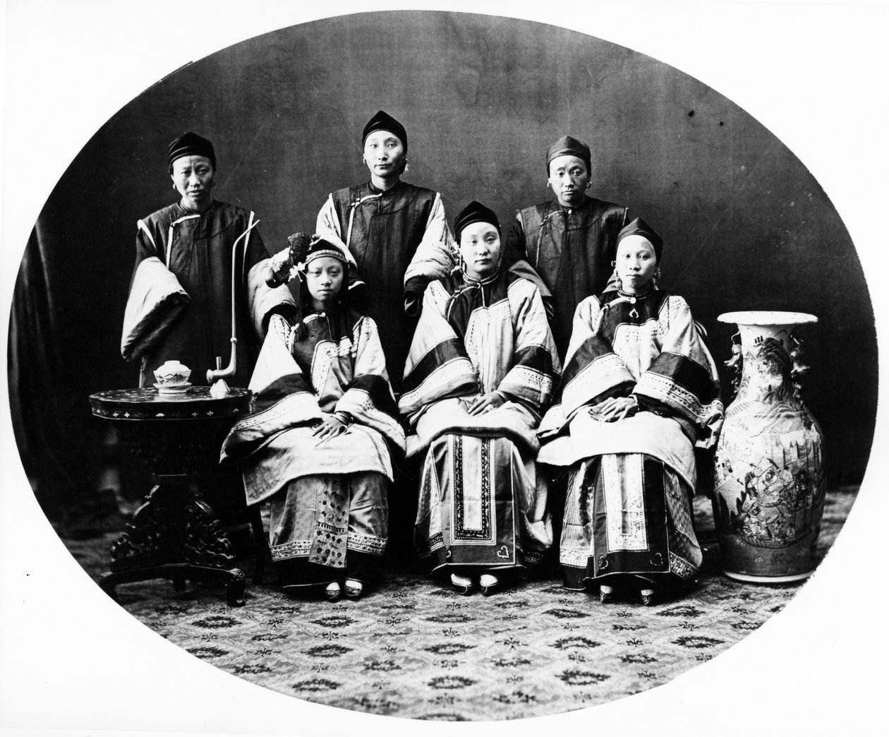 Celestial Ladies, Shanghai, ca 1870 av English Photographer