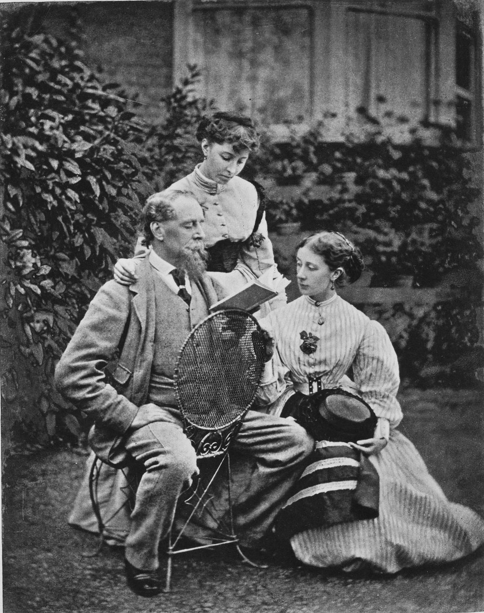 Charles Dickens ma ona afafine e toalua, c.1865 swed av English Photographer