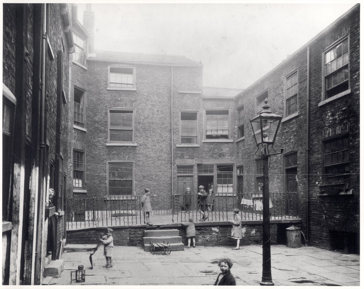 Barn som lekte på Hirst Square, Leeds, innan det revs för att ge plats åt den nya Civic Hall, 29 juli 1930 av English Photographer
