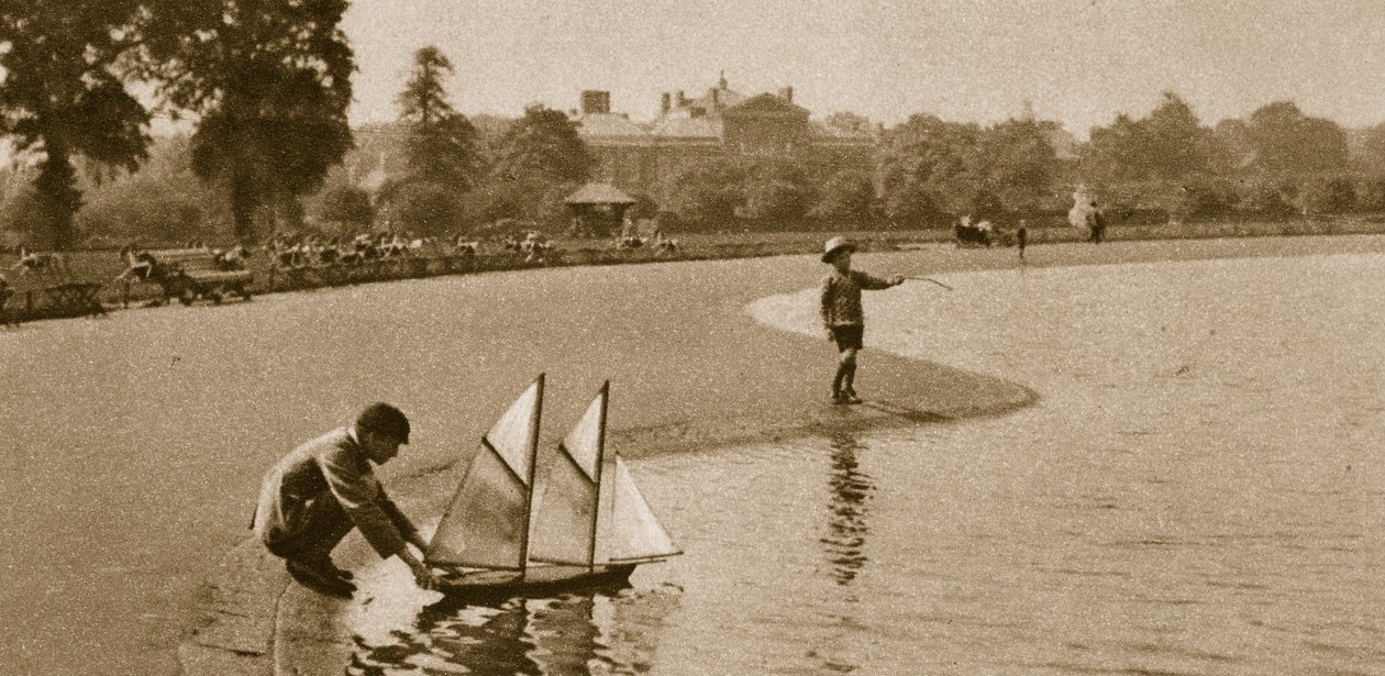 Barn som racer modellbåtar på Round Pond, Kensington Gardens, 1926 (sepiafoto) av English Photographer