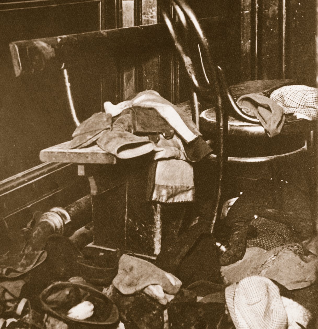 Barnkläder övergivna på en Paisley-biograf till följd av brandevakuering, 31 december 1929 av English Photographer