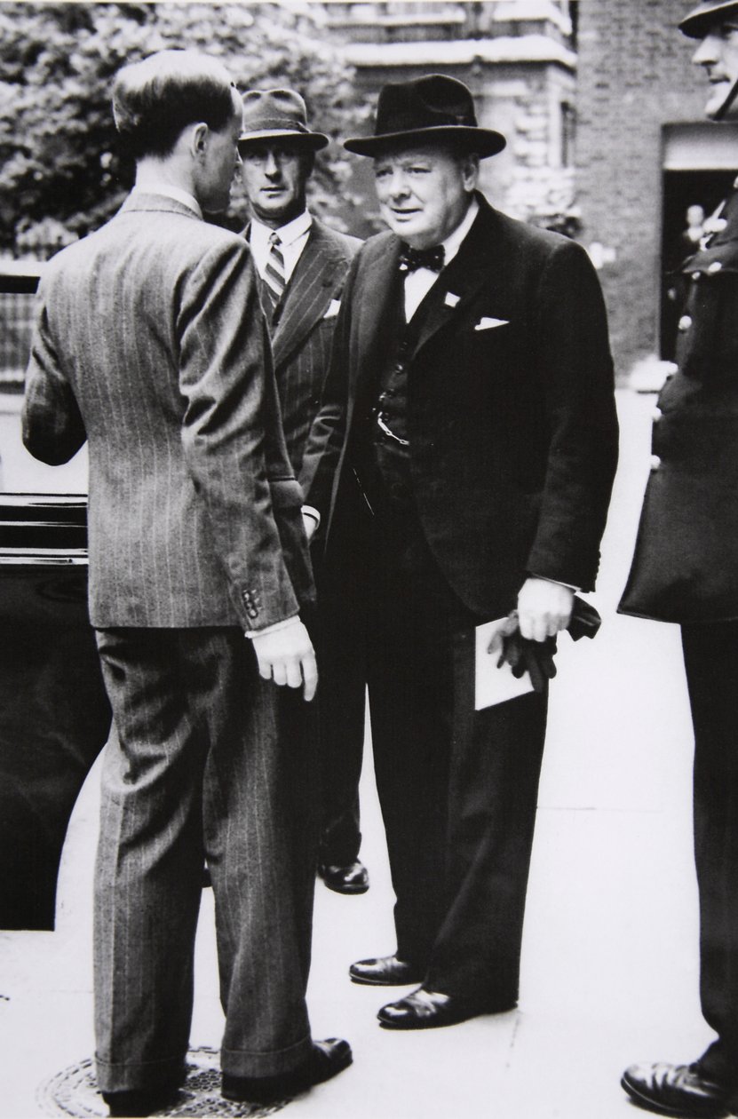 Churchill lämnar Downing Street till Buckingham Palace för att ta kung George VI ett brev från USA:s president, 1941 av English Photographer