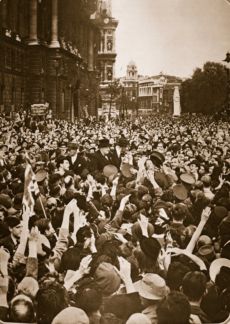 Churchill mobbad i Whitehall på VE Day, 8 maj 1945 (fotogravyr) av English Photographer