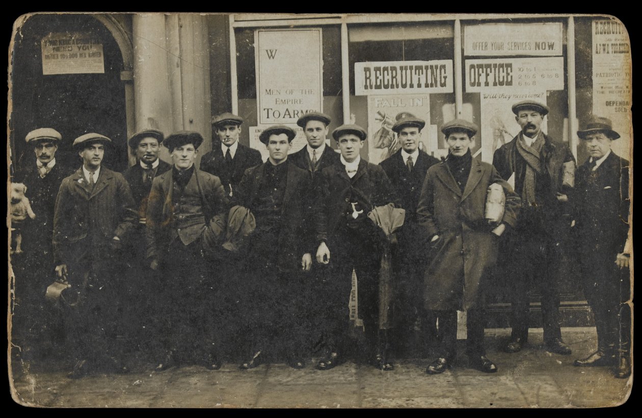 Civila rekryter som står utanför ett oidentifierat rekryteringskontor, ca 1915 av English Photographer
