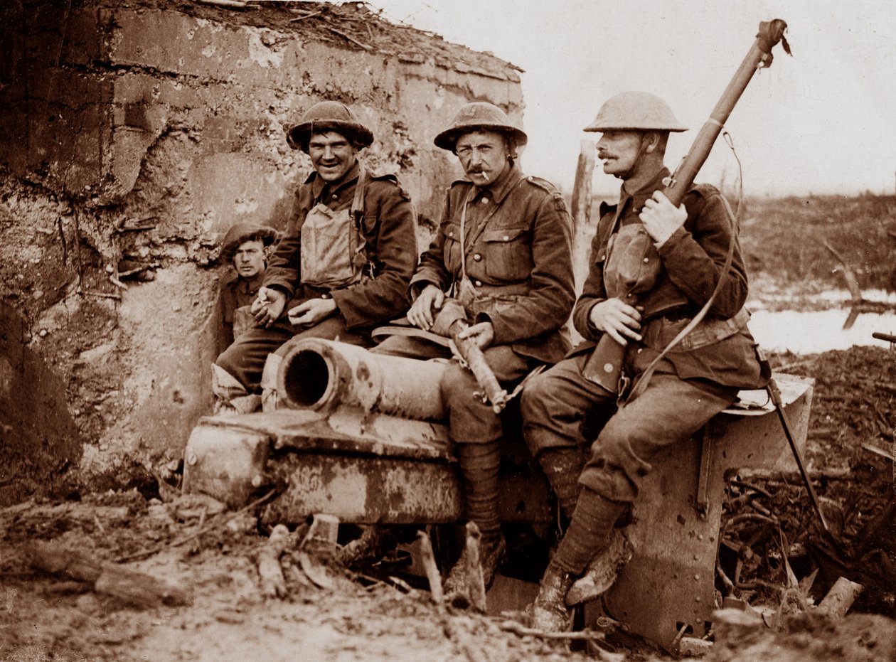 Coldstream-väktare med en tillfångatagen tysk pistol av English Photographer