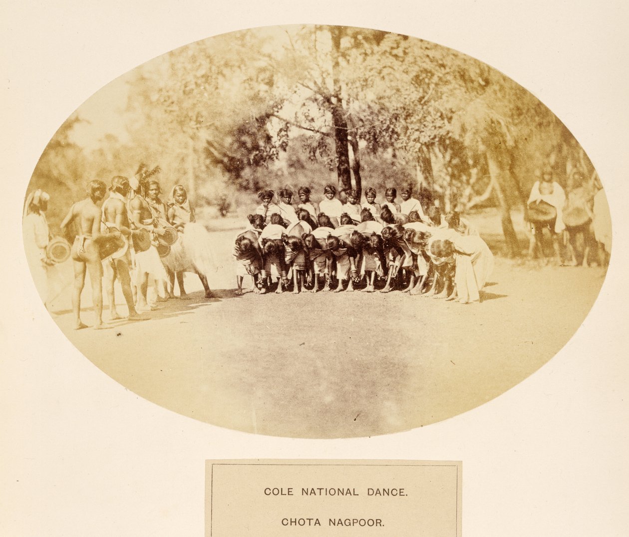 Cole National Dance, Chota Nagpur, från The People of India, av J. Forbes Watson, publicerad 1868 (albumtryck) av English Photographer