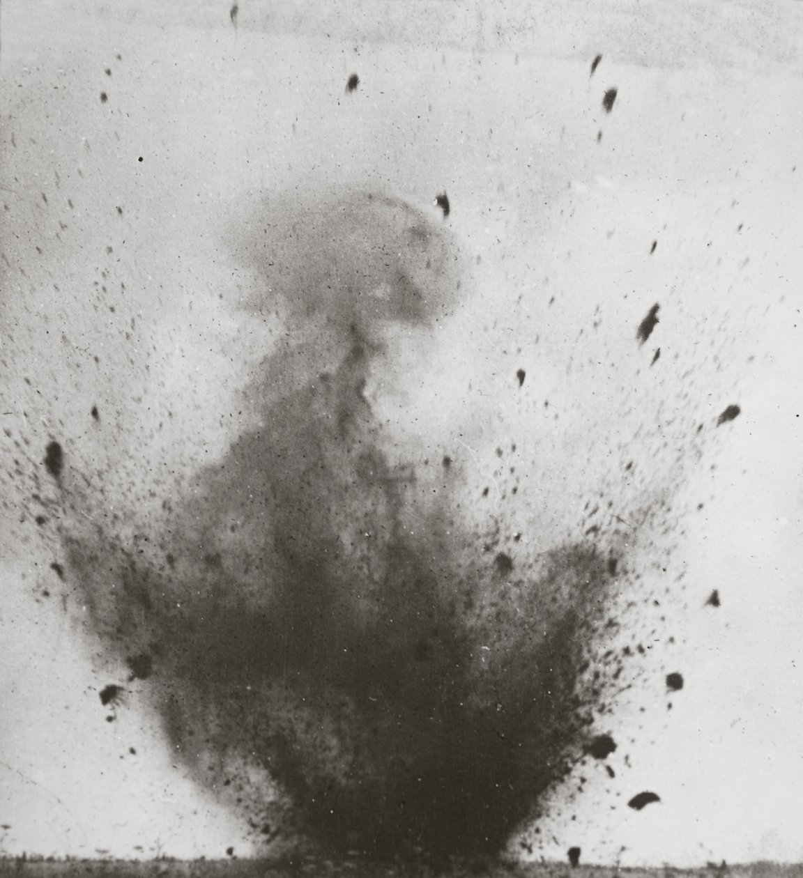 Jordpelare från explosion av en brittisk gruva under en tysk position av English Photographer