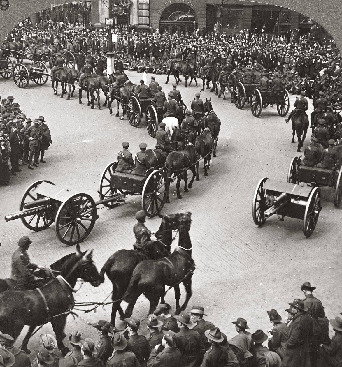 Åminnelse av krigets slut, Anzacs bevittnar granskningen av Empires styrkor i London av English Photographer