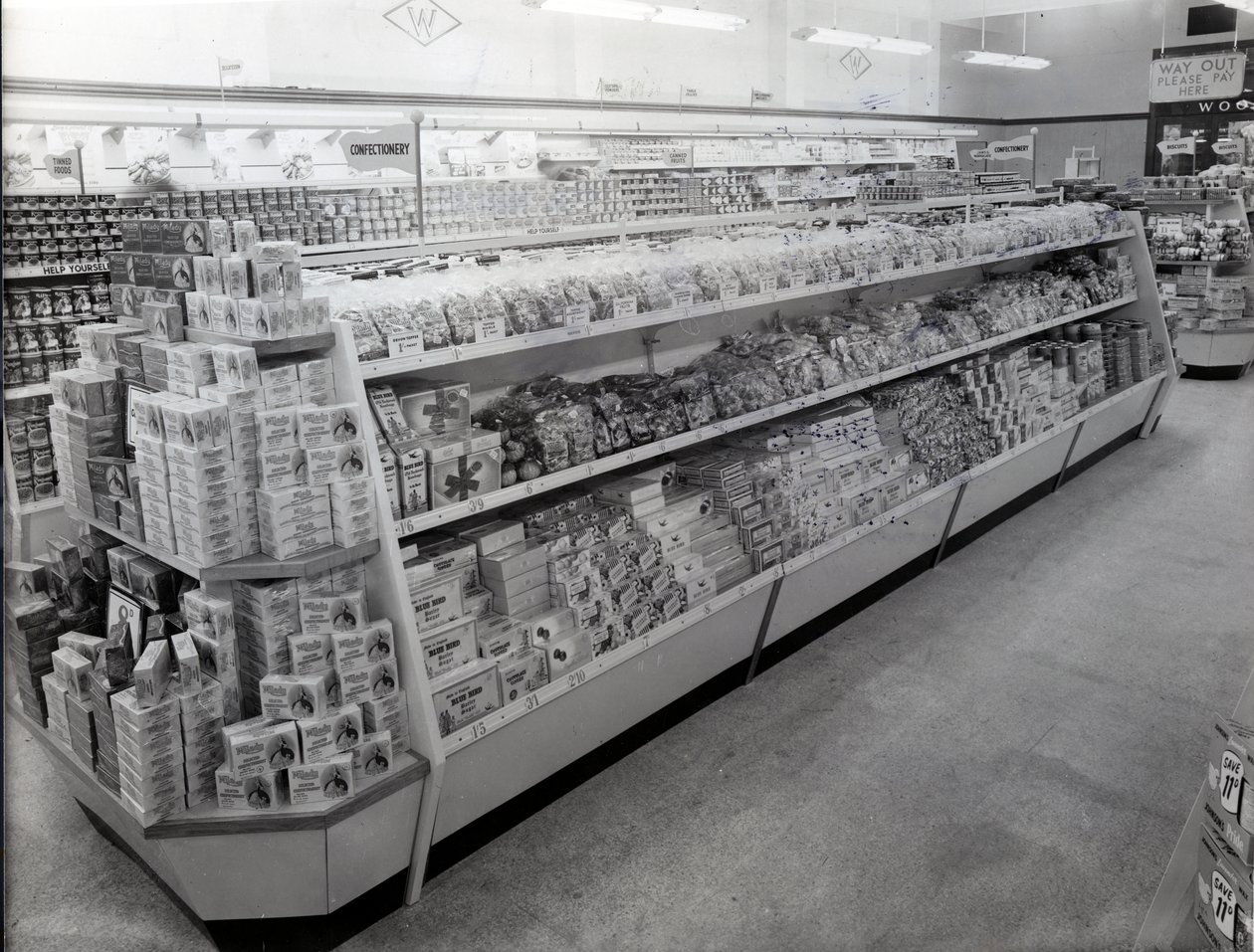 Konfektyrgång, Woolworths butik, 1956 av English Photographer