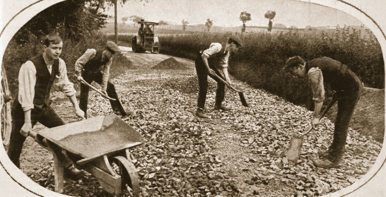 Samvetsvägrare användbar: Men of the N.C.C. på en militärväg, illustration från The Illustrated War News, 23 augusti 1917 (sepiafoto) av English Photographer
