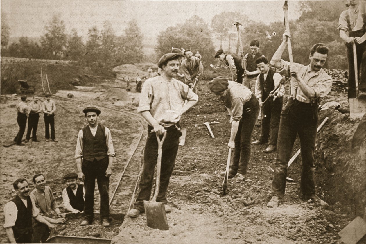 Samvetsvägrare användbar: Men of the N.C.C. på en militärväg, illustration från The Illustrated War News, 23 augusti 1917 (sepiafoto) av English Photographer