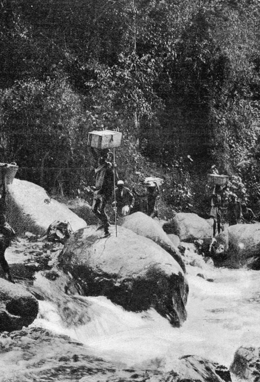 Crossing a Torrent on the Flanks of the Ruwenzori, från en artikel med titeln To the Mountains of the Moon publicerad i The Graphic 27 oktober 1906 av English Photographer