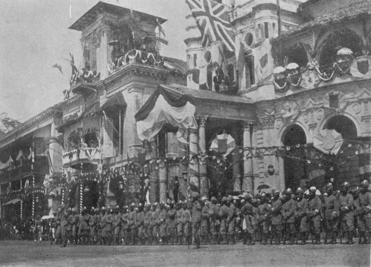 Folkmassa som väntar på ankomsten av hertigen och hertiginnan av York vid Johnstons Pier, Singapore, illustration från The King, 25 maj 1901 av English Photographer