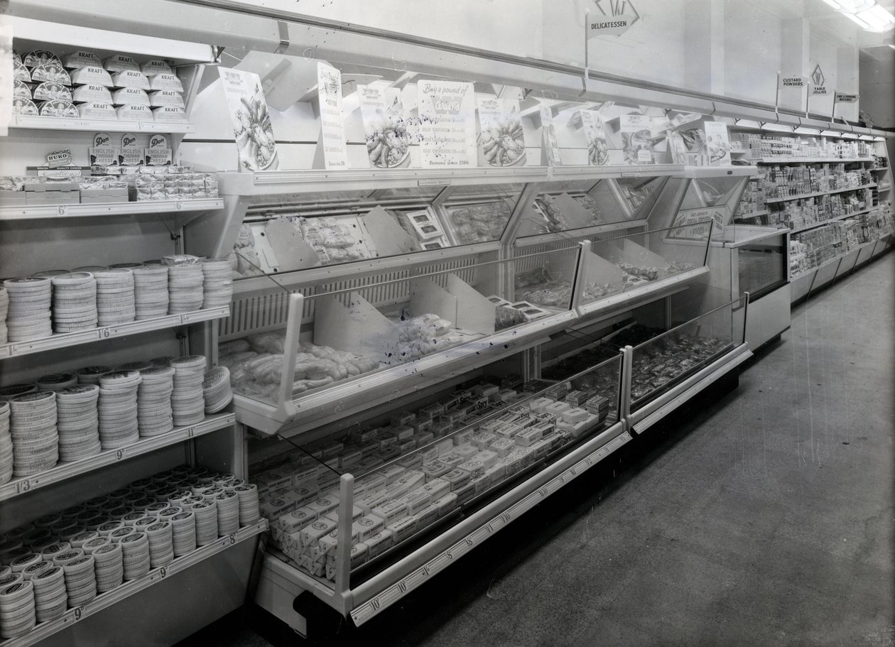 Delikatessgång, Woolworths butik, 1956 av English Photographer