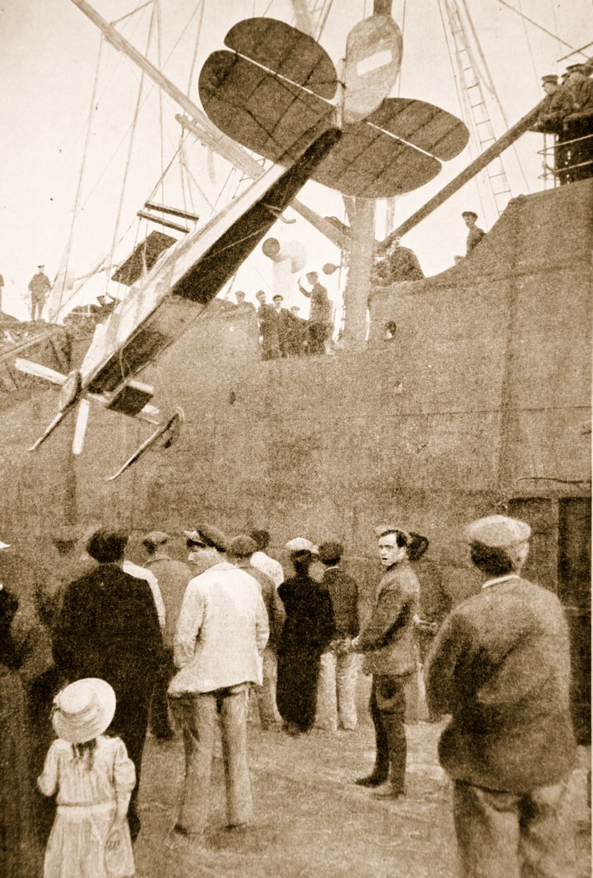 Landstigning av ett brittiskt flygplan vid dess ankomst till Frankrike, 1914-19 av English Photographer
