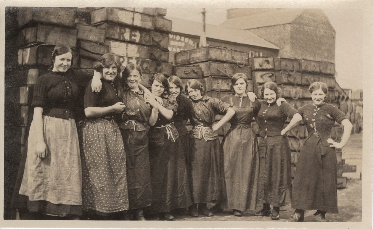 Dundee factory girls, c.1910 av English Photographer
