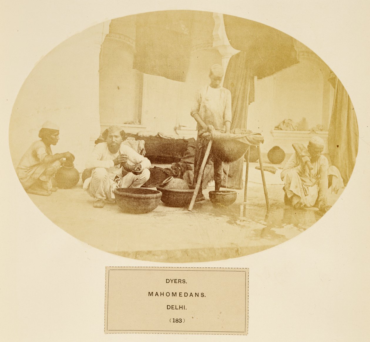Dyers, Mahomedans, Delhi, från The People of India, av J. Forbes Watson, publicerad 1868 (albumtryck) av English Photographer