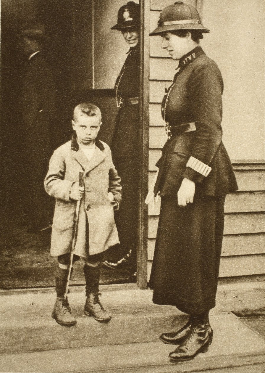 East End-barn med en polis (sepiafoto) av English Photographer