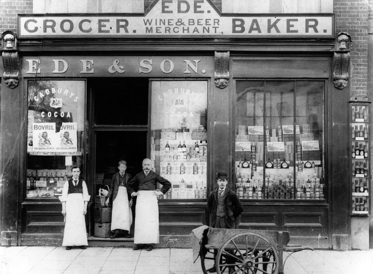 Ede och Son Livsmedelshandlare, Vin- och Ölhandlare, Bagare, c.1890 av English Photographer