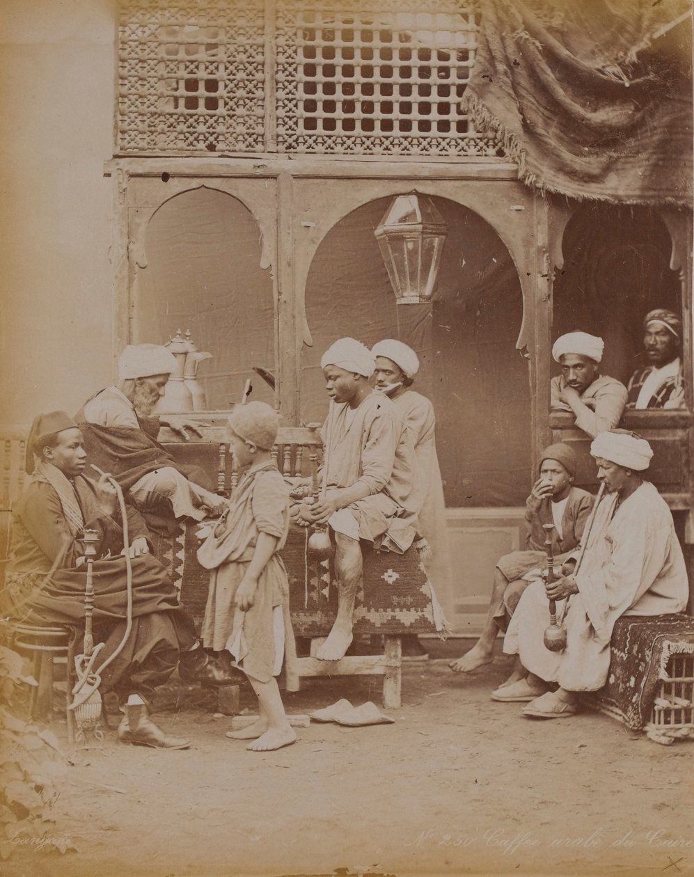 Egyptisk familj på en innergård, 1893 av English Photographer