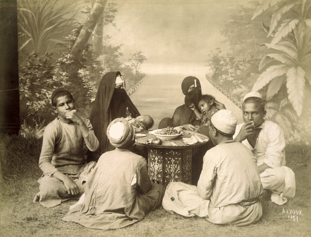 Egyptisk familj äter en måltid, ca 1880 av English Photographer