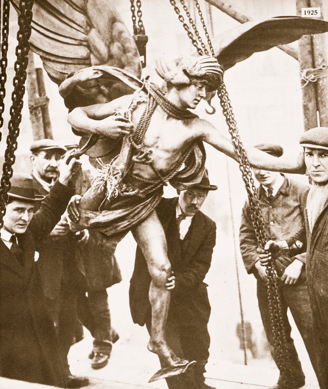 Eros togs bort på grund av återuppbyggnaden av Piccadillys tunnelbanestation i början av 1925 av English Photographer
