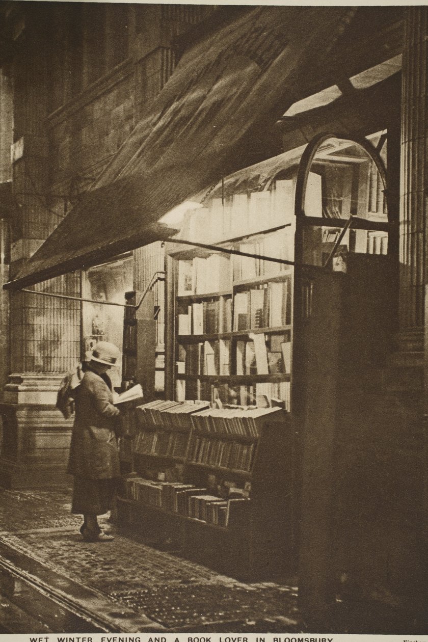 Undersöker en bok utanför en second hand-bokhandel en blöt vinterkväll, Bloomsbury (sepiafoto) av English Photographer