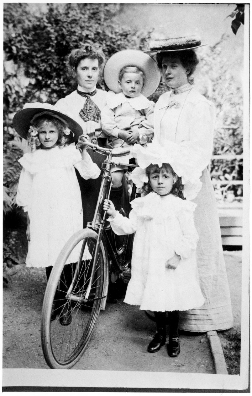 Familjegrupp med cykel, ca 1890-talet av English Photographer