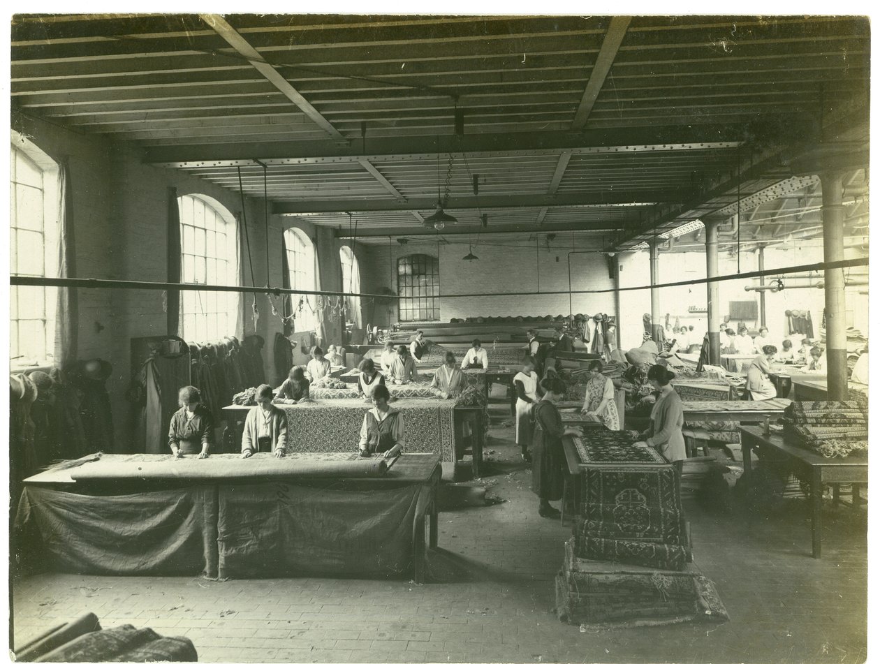 Efterbehandlingsrum, Chenillesektion, mattfabrik, 1923 av English Photographer