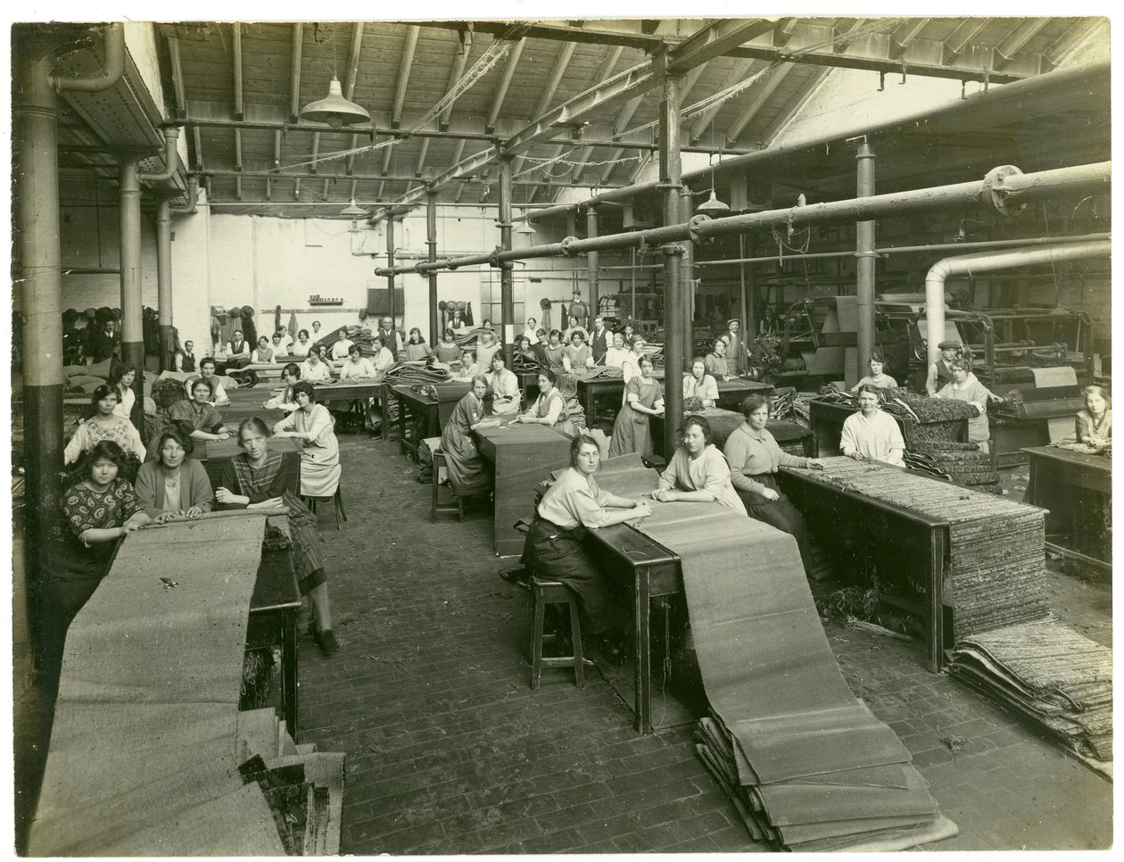 Efterbehandlingsrum, mattfabrik, 1923 av English Photographer