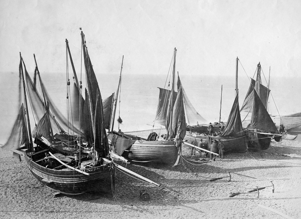 Fiskebåtar drog upp på stranden vid Shoreham-by-Sea, ca 1880 (foto) av English Photographer