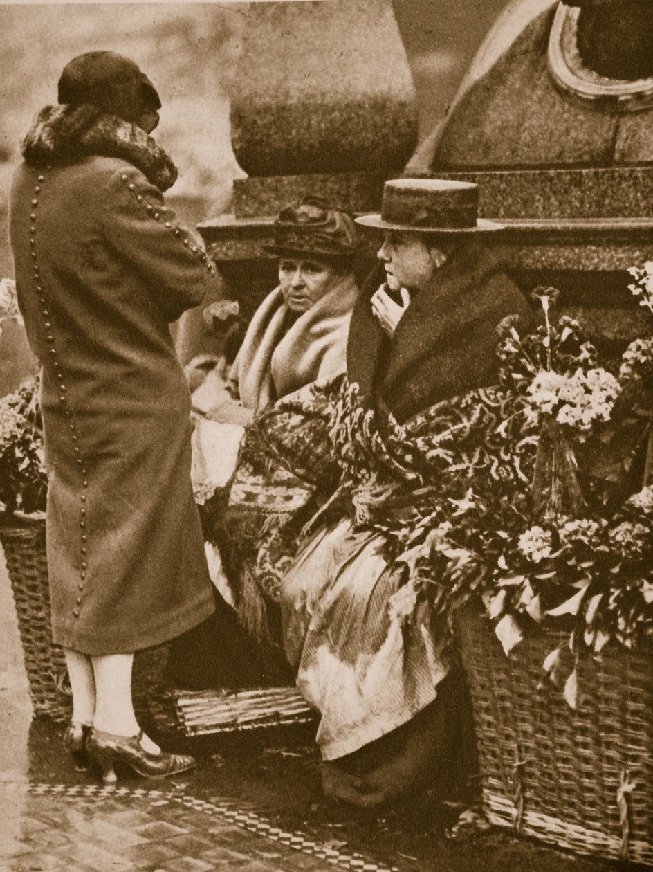 Blomsterförsäljare kurar och chattar på Piccadilly Circus (sepiafoto) av English Photographer