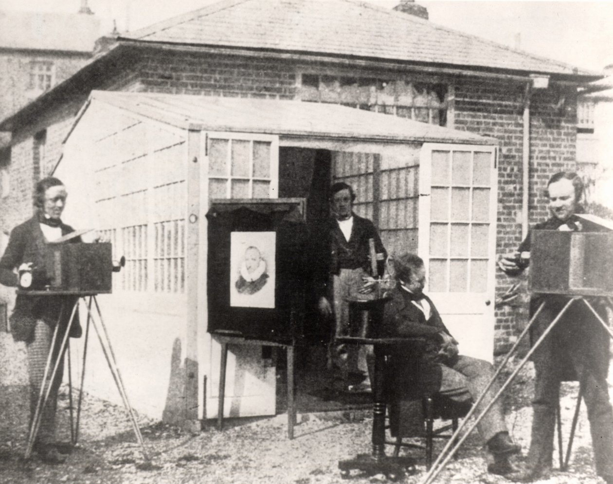 Fox Talbot (höger) vid Reading fotografiska anläggning, ca 1845 (kalotyp) av English Photographer