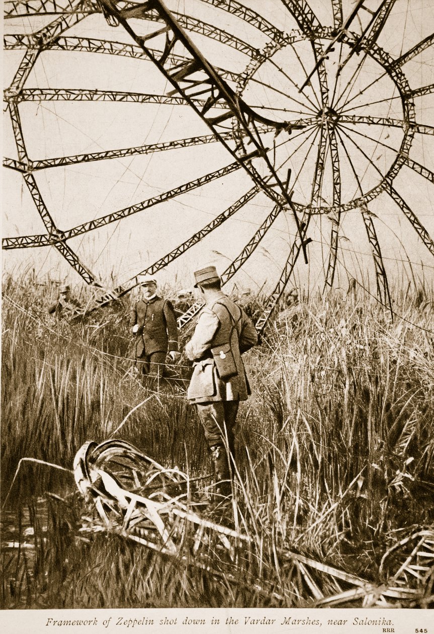 Ramen av Zeppelin som sköts ner i Vardar-myren, nära Salonika, 1914-19 av English Photographer