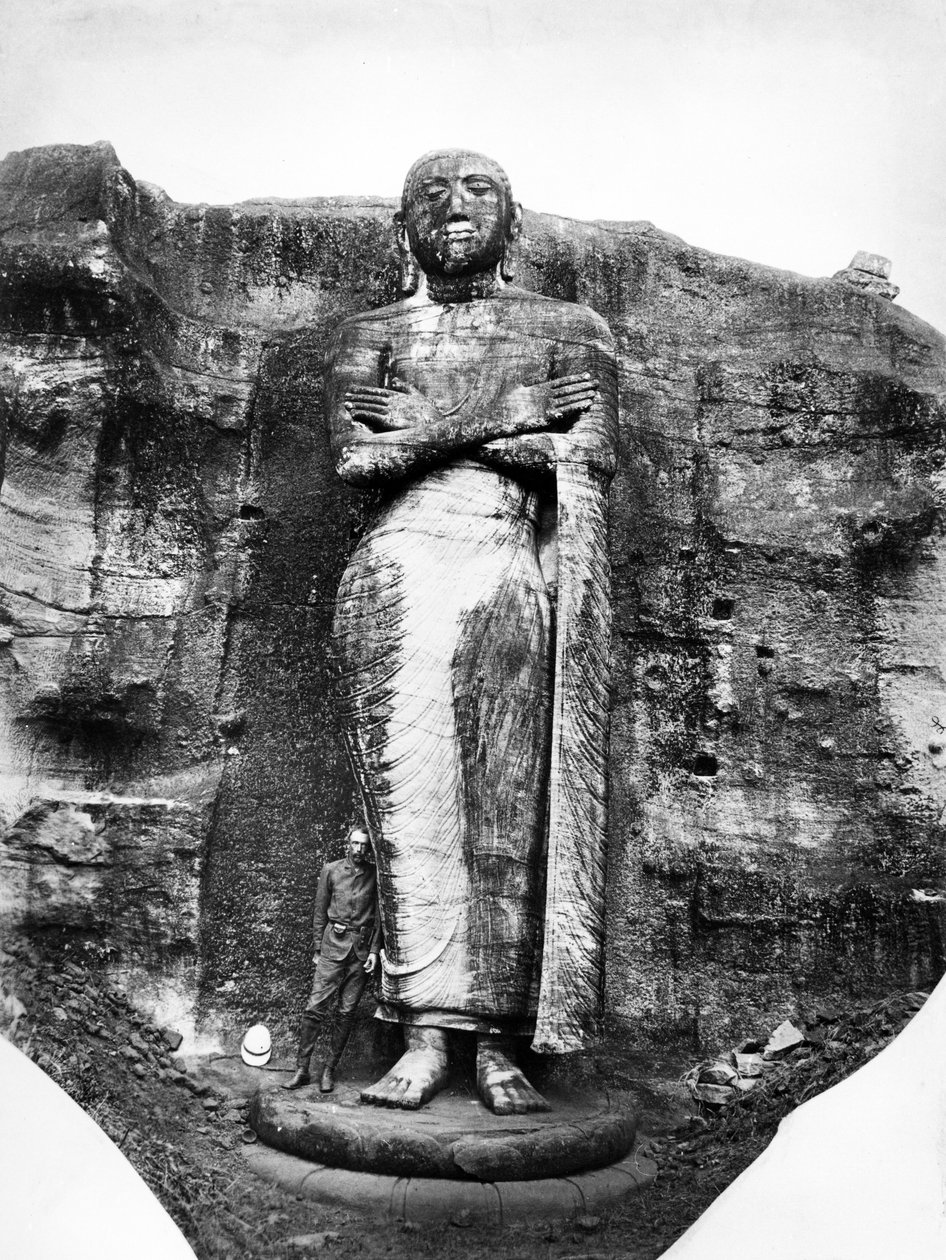Gal Vihara stående buddhistisk figur, ca 1870-90 av English Photographer
