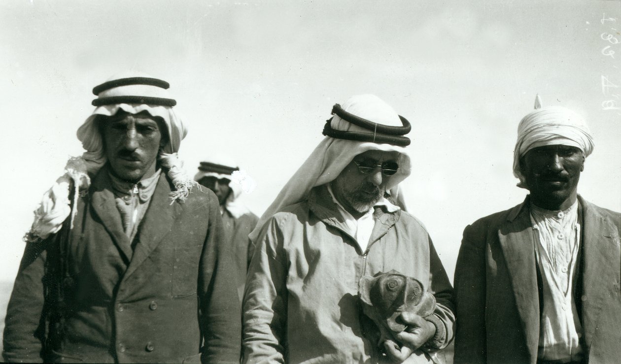 Garstang (håller kalk) och två medlemmar av utgrävningsteamet, 1930 av English Photographer